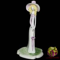 Скульптура &quot;Дама в розовым с зонтиком&quot;