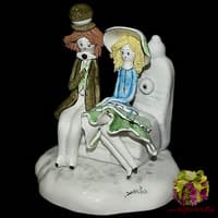 Скульптура &quot;Пара сидящая у фонтана&quot;