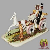 Статуэтка &quot;Дама и кавалер в коляске&quot;