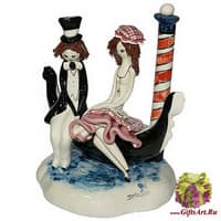 Скульптура &quot; Пара сидящая на гондоле&quot;