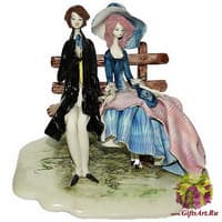 Скульптура &quot;Пара сидящая на скамейке&quot;