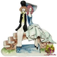 Скульптура &quot;Влюблённые сидящие на мосту&quot;