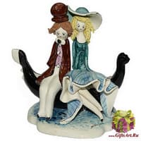 Скульптура &quot;Маленькая пара сидящая на гондоле&quot;