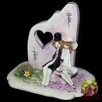 Скульптура &quot;Пара сидящая у розовой стены&quot;