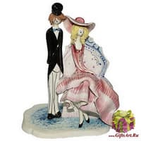 Скульптура &quot;Стоящий кавалер рядом с дамой в кресле&quot;