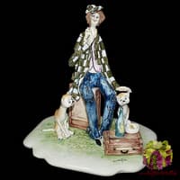 Скульптура &quot;Бродяга и кошки&quot;