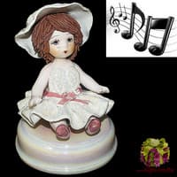 Статуэтка- музыкальная &quot;Девочка в шляпе&quot;