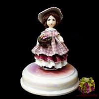 Статуэтка музыкальная &quot;Кукла с цветами&quot;