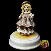 Статуэтка музыкальная &quot;Кукла с цветами&quot;