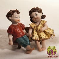 Статуэтка Двое детей сидящие на скамейке Sibania Италия