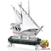 Скульптура &quot;Парусник&quot; на зеленой мраморной подставке