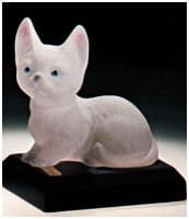 Котёнок сидит на подушечке 12х9см Скульптура