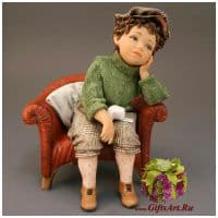 Статуэтка фарфоровая Братик ждёт маму. Высота 25 см. Sibania Италия