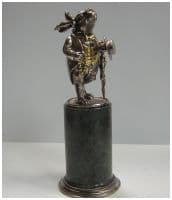 Символ года 2023 кролик бизнесмен с зонтиком  из серебра.