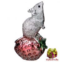 Мышка на клубнике символ года 2020. Высота 9 см. Подарочная упаковка