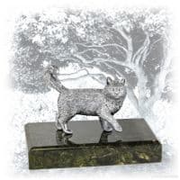 Символ года 2023 Кот Лапка большой из серебра на мраморе.