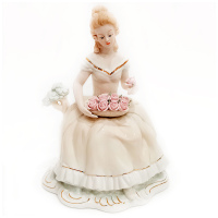 Статуэтка Дама с корзиной роз. Фарфор. Высота 24 см.