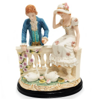 Статуэтка Влюблённые в парке. Фарфор. Высота 29 см.