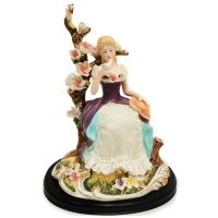 Статуэтка Дама в саду магнолий. Фарфор. Высота 34 см.