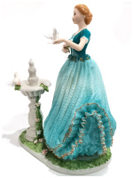 Статуэтка Девушка и пара голубей. Кружевной фарфор. Высота 33 см. Cosmos Gifts - вид 6 миниатюра