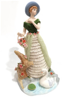 Статуэтка Девушка и лебедь. Кружевной фарфор. Высота 34 см. Cosmos Gifts