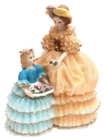 Статуэтка Дама с дочерью. Кружевной фарфор. Высота 22.5 см. Cosmos Gifts