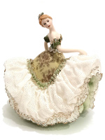 Статуэтка Дама на балу. Музыкальная. Кружевной фарфор. Высота 22 см. Cosmos Gifts