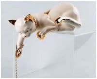 Котёнок белый с золотом. Скульптура Ahura. Длина 24 см Италия