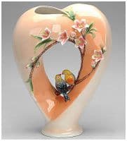 Ваза фарфоровая скульптурная Влюблённое сердце Высота 34 см. Подарочная упаковка