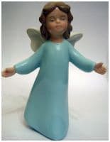 Ангелочек обнимает мир Фарфор Высота 11 см