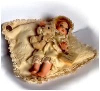 Итальянская фарфоровая кукла Bebe con Orso Малышка с мишкой на подушке Высота 18 см. Италия Montedragone  Ручная работа