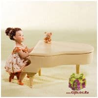 Статуэтка фарфоровая Sibania Тамара за роялем. Италия