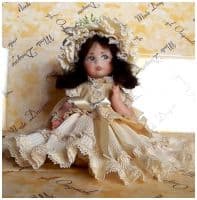 Итальянская фарфоровая кукла Valentina 1A Валентина сидит Высота 21 см. Италия Montedragone Ручная работа