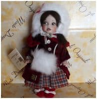 Итальянская фарфоровая кукла NATALIE Montedragone Натали в зимнем наряде Высота 22 см.