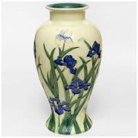 Ваза фарфоровая Цветущие ирисы Высота 37 см. Ручная работа Подарочная упаковка