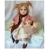 Итальянская фарфоровая кукла Carolina Каролина сидит 34/22 см Montedragone