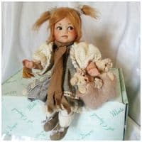 Итальянская фарфоровая кукла Carolina 2 Каролина сидит 34/22 см Montedragone