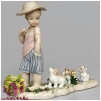 Фарфоровая статуэтка Мальчик в соломенной шляпе. Серия Идеальный мир Высота 13 см Дизайн-группа Cosmos