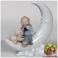 Ангел с овечкой на месяце играет на рожке ангельскую мелодию. Фарфор. Высота 18 см.