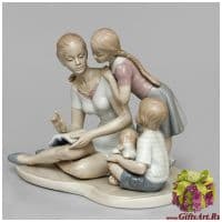 Фарфоровая статуэтка Мамины рассказы. Серия Идеальный мир Высота 19 см Дизайн-группа Cosmos