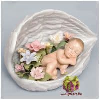 Младенец спящий в цветах. Крылья ангела. Фарфорфоровая статуэтка. Высота 10 см
