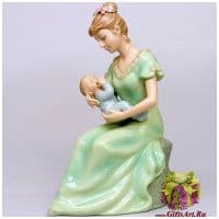 Фарфоровая статуэтка Радость материнства Сынок. Серия Идеальный мир Высота 19 см Дизайн-группа Cosmos