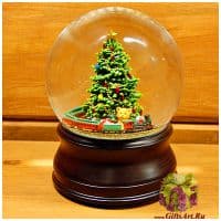 Снежный шар большой музыкальный Новогодняя ёлка с подарками. Подарочная упаковка. Высота 20 см.