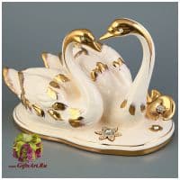 Пара белых лебедей. Фарфоровая статуэтка. Золочение и стразы. Длина 29 см.