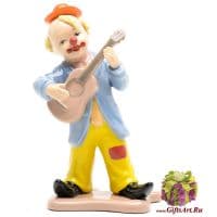 Клоун с гитарой фарфоровая статуэтка. Высота 15,5 см