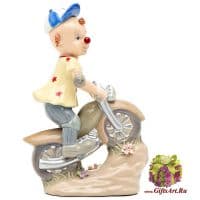 Клоун на мотике фарфоровая статуэтка. Высота 16 см