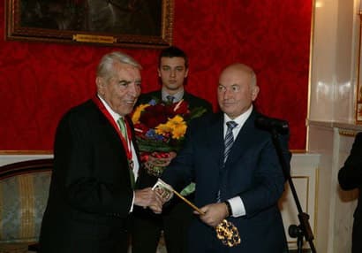 Лужков вручил мэру Еревана сувенирный ключ от Москвы Лужков вручил мэру Еревана сувенирный ключ от Москвы